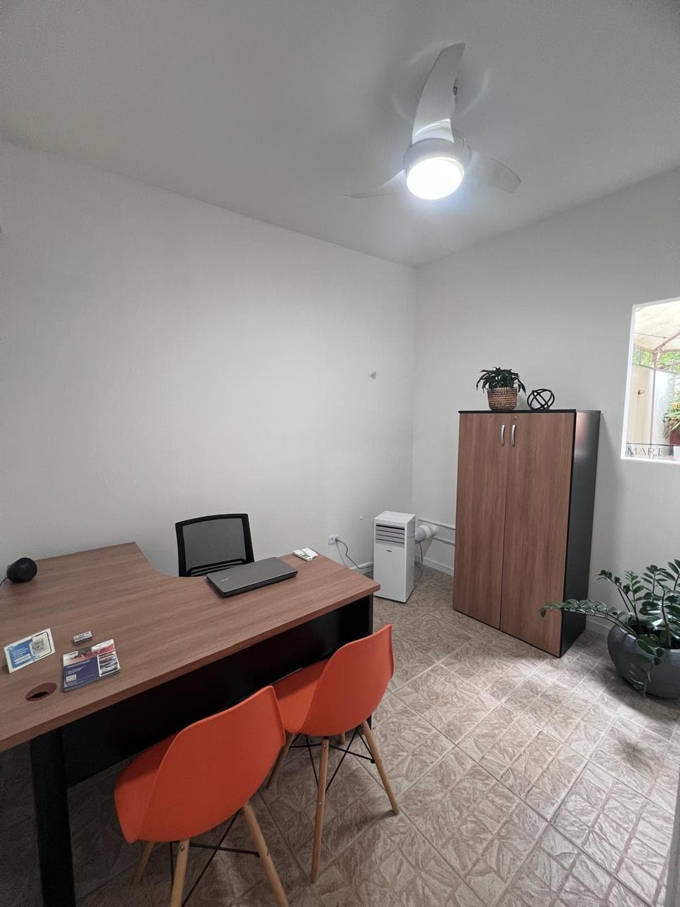 Nova sala privativa da Smart Hub com mesa de trabalho, cadeiras e armário