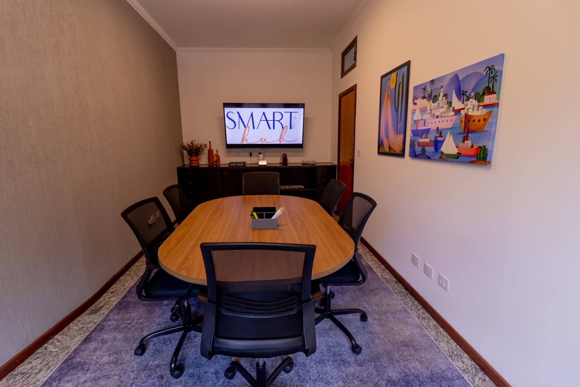 Ambiente profissional da sala de reunião Smart Hub