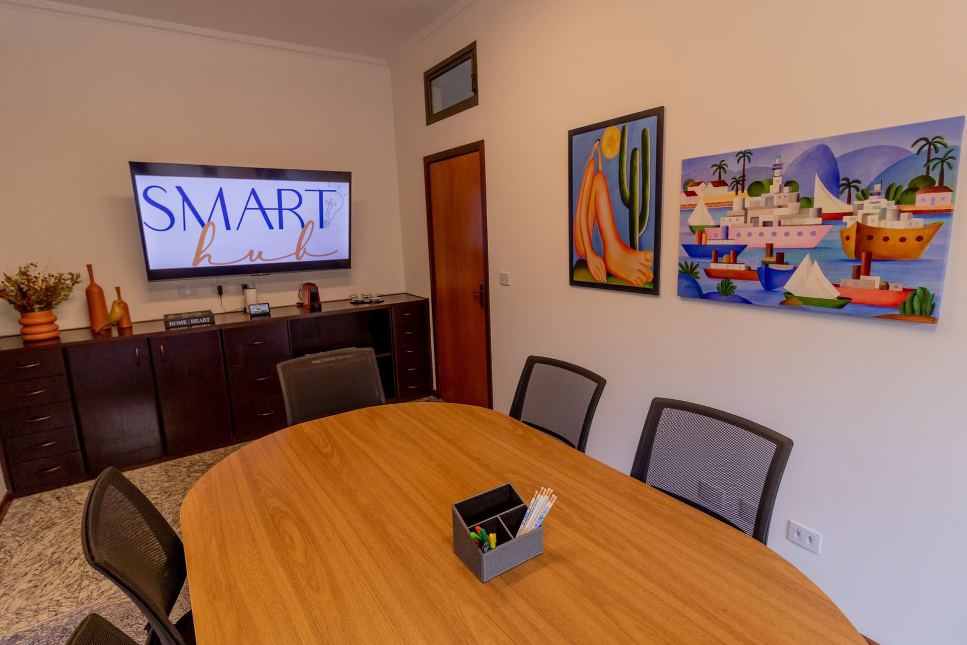 Vista lateral da sala de reunião da Smart Hub