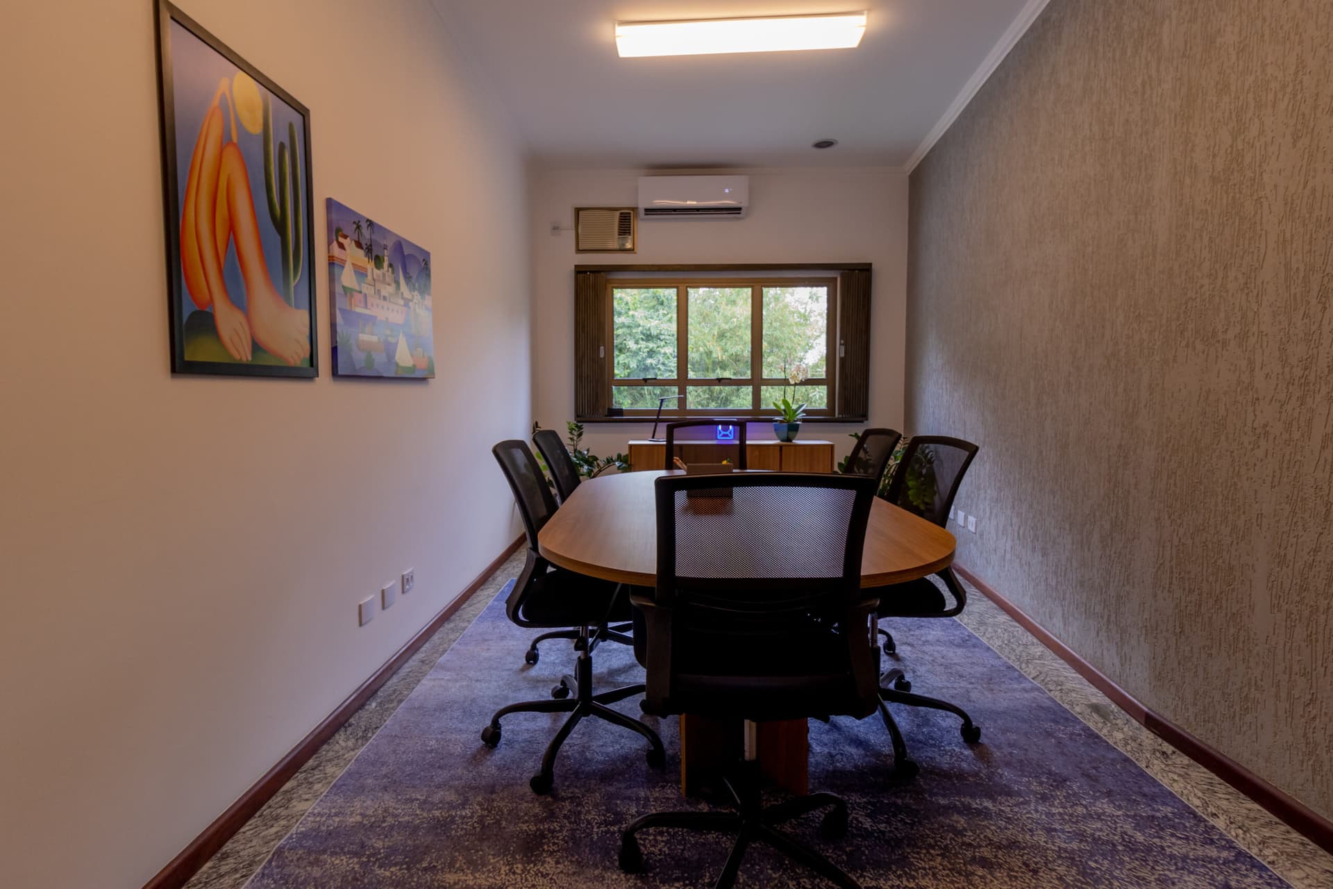 Sala de reunião da Smart Hub com mesa central e cadeiras